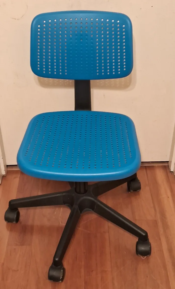 Kids Desk with Chair (delivery available) thumbnail
