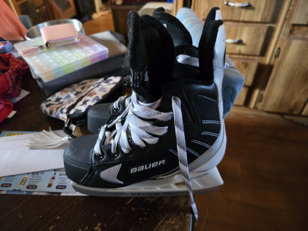 Bauer TUK ice Skate Size 3 kids - photo 2