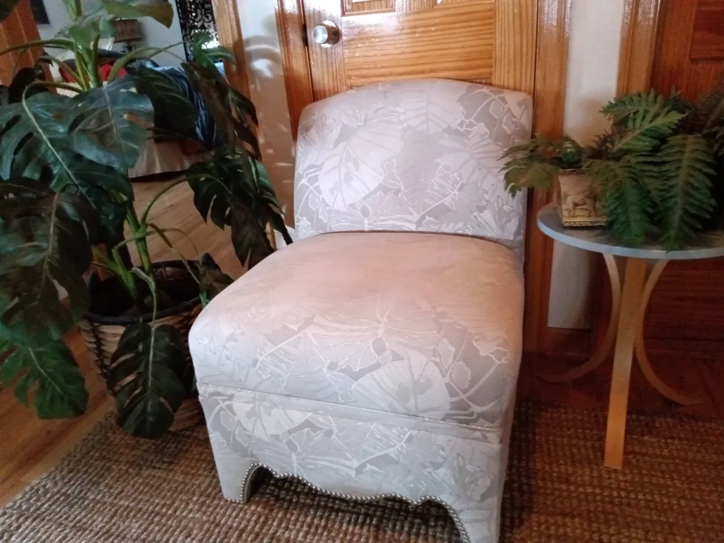 Armless Accent Chair image indicator(3)