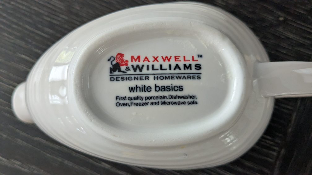 Maxwell & Williams White Basics Gravy Boat and Tray - photo 2