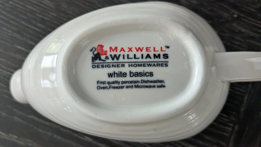 Maxwell & Williams White Basics Gravy Boat and Tray image indicator(2)