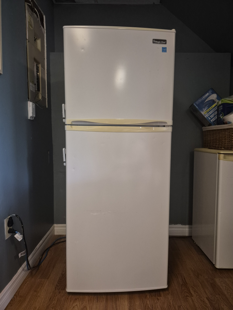 Magic Chef White apartment size Refrigerator