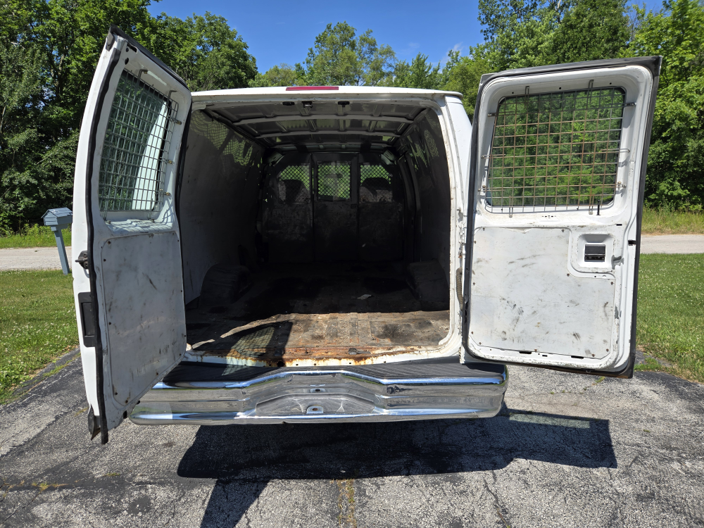Used White Ford E-Series Cargo Van - photo 3