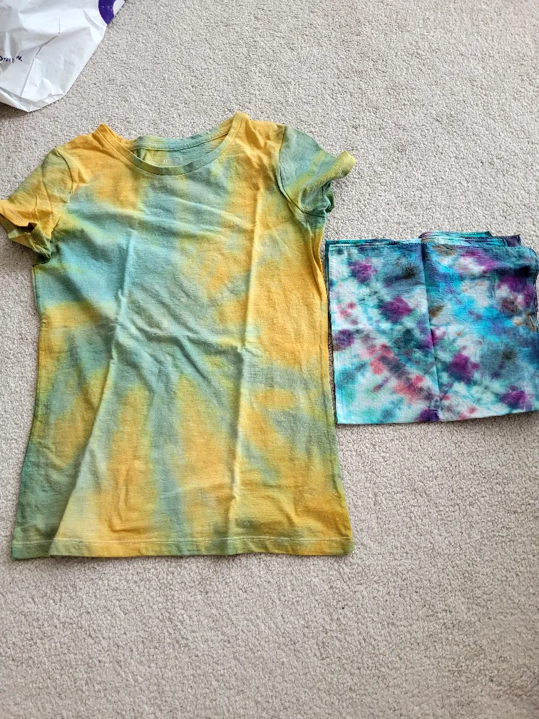Tie Dye T-Shirt and Matching Scarf +1🥕Thriftypicks thumbnail