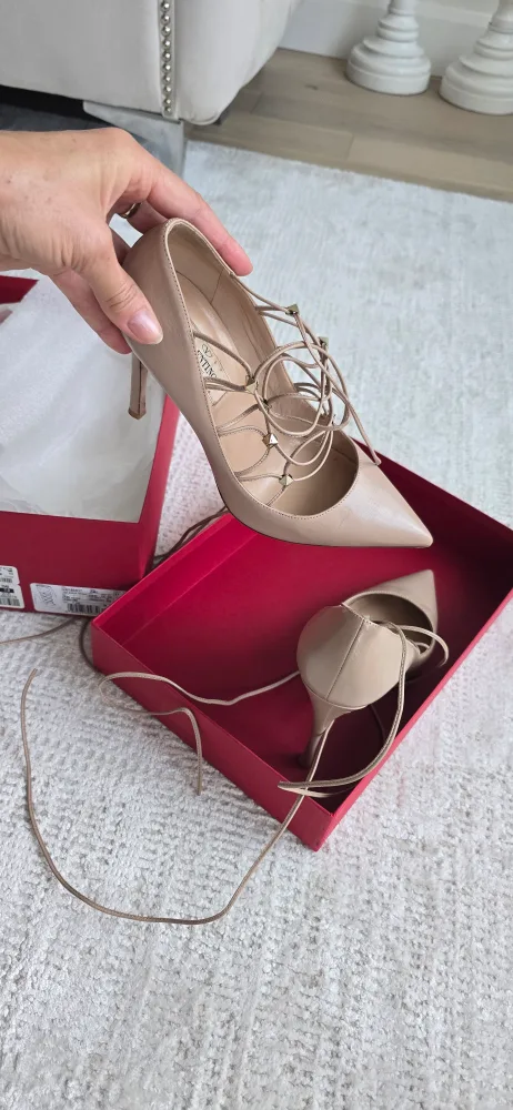 valentino size 7. image indicator(2)