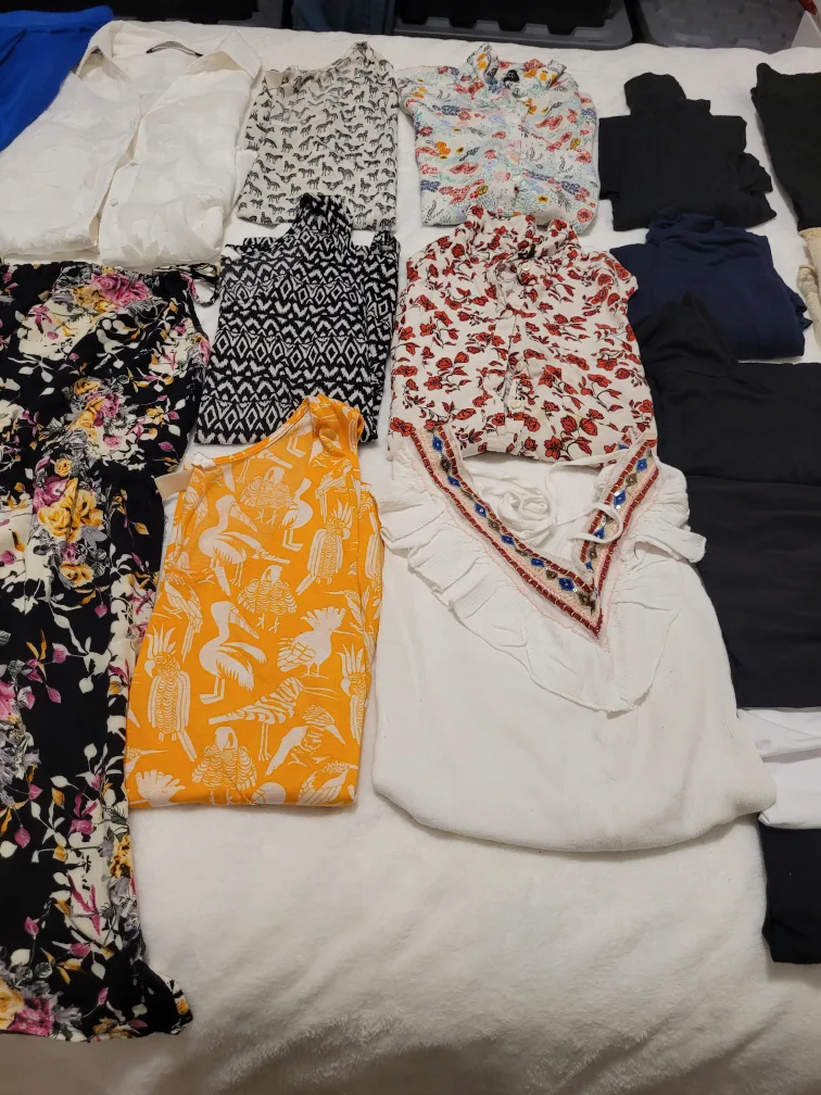 Clothing women's bundle please see pictures and description image indicator(5)