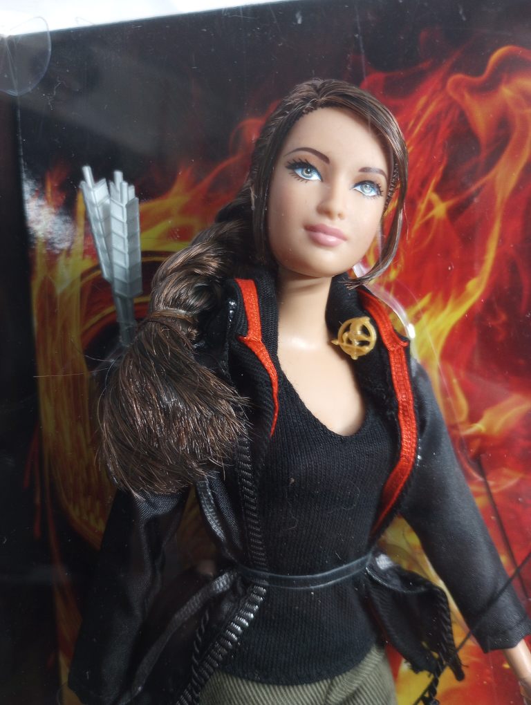 Barbie Collector Hunger Games Katniss Doll - Black Label - photo 2