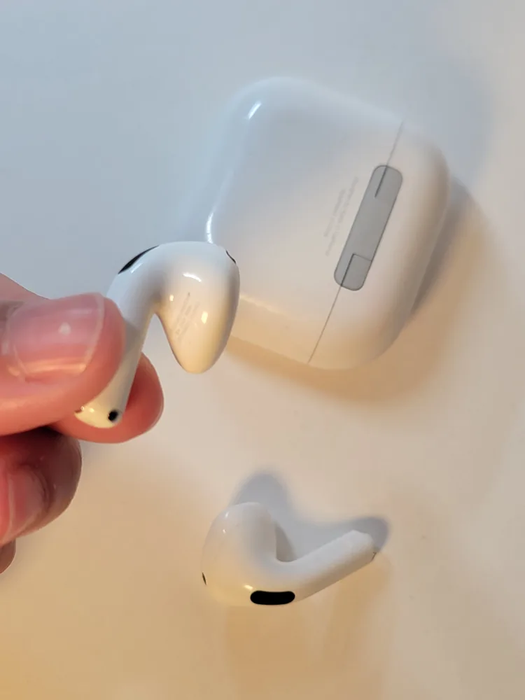 Apple AirPods 4 with Charging Case image indicator(7)