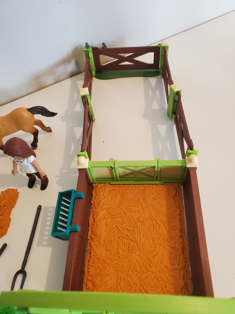 PLAYMOBIL 9478  Lucky & Spirit with Horse Stall PARTS ONLY - photo 3