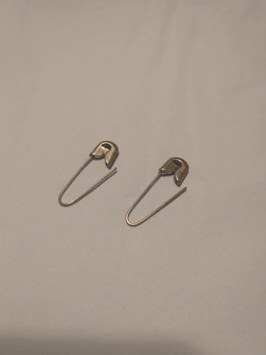 Safety pin earrings image indicator(2)