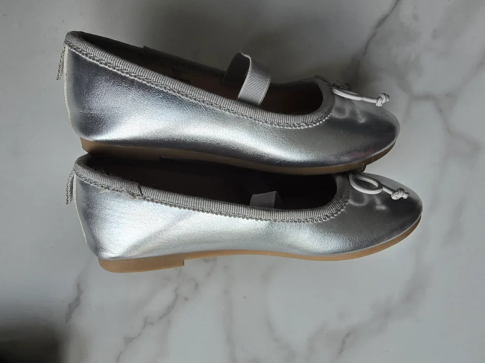 Girls Silver Mary Jane Flats H&M - Size 8.5 US image indicator(4)
