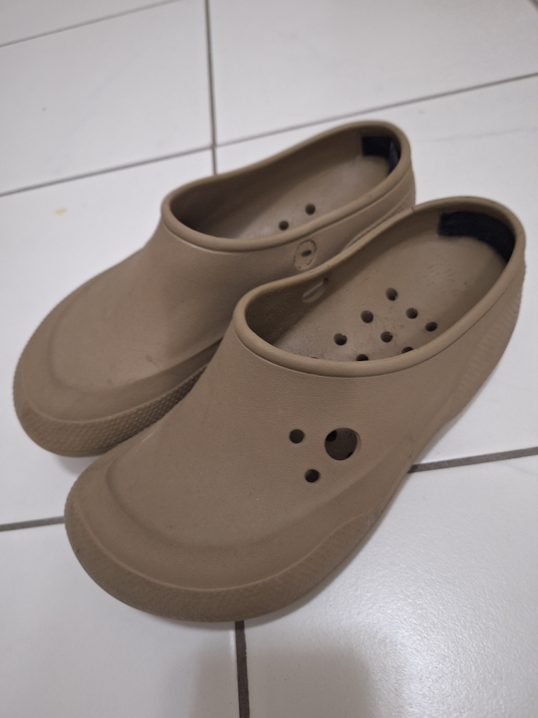 Crocs M6/W8 Beige Clogs