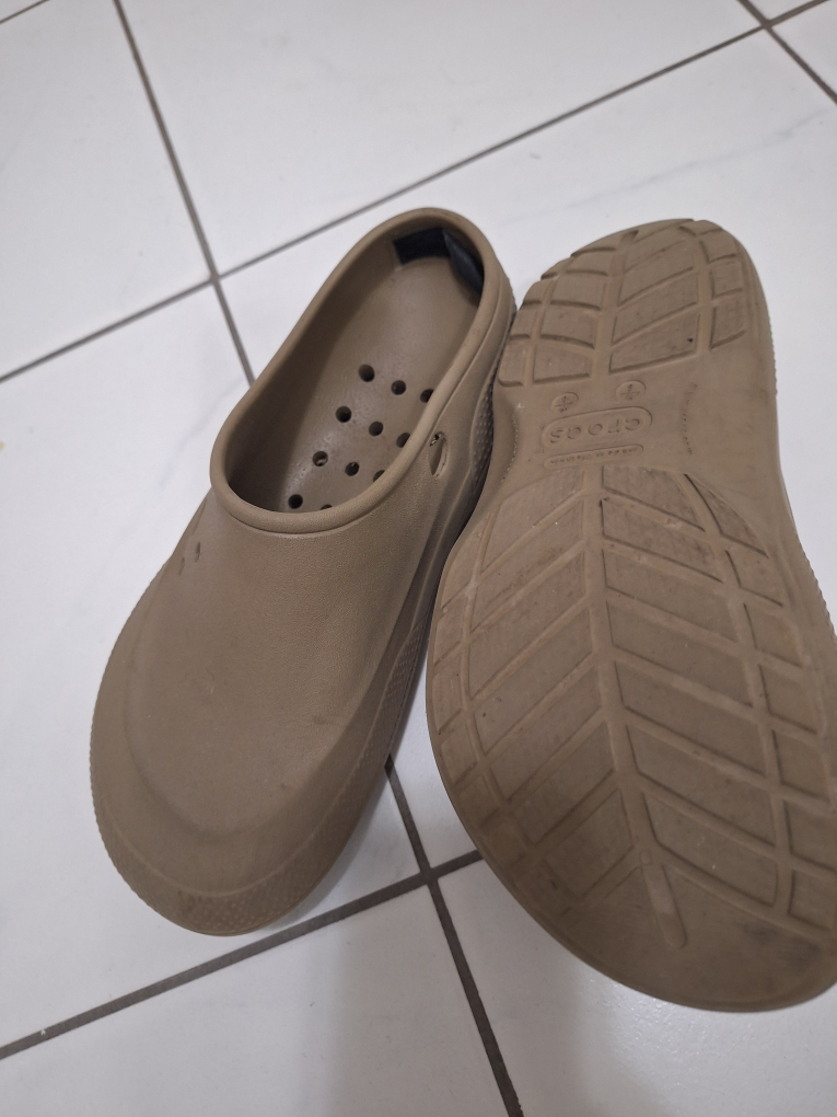 Crocs M6/W8 Beige Clogs - photo 2