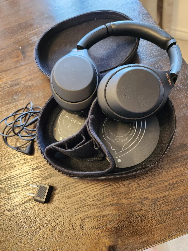 Over-ear headphones Sony WH1000XM4 thumbnail
