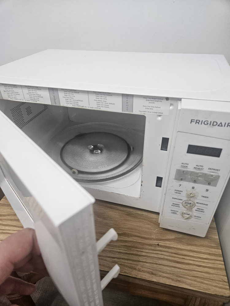 Frigidaire Microwave - photo 4