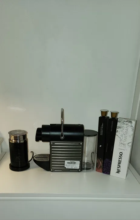 Nespresso Pixie Machine with Milk Frother image indicator(2)
