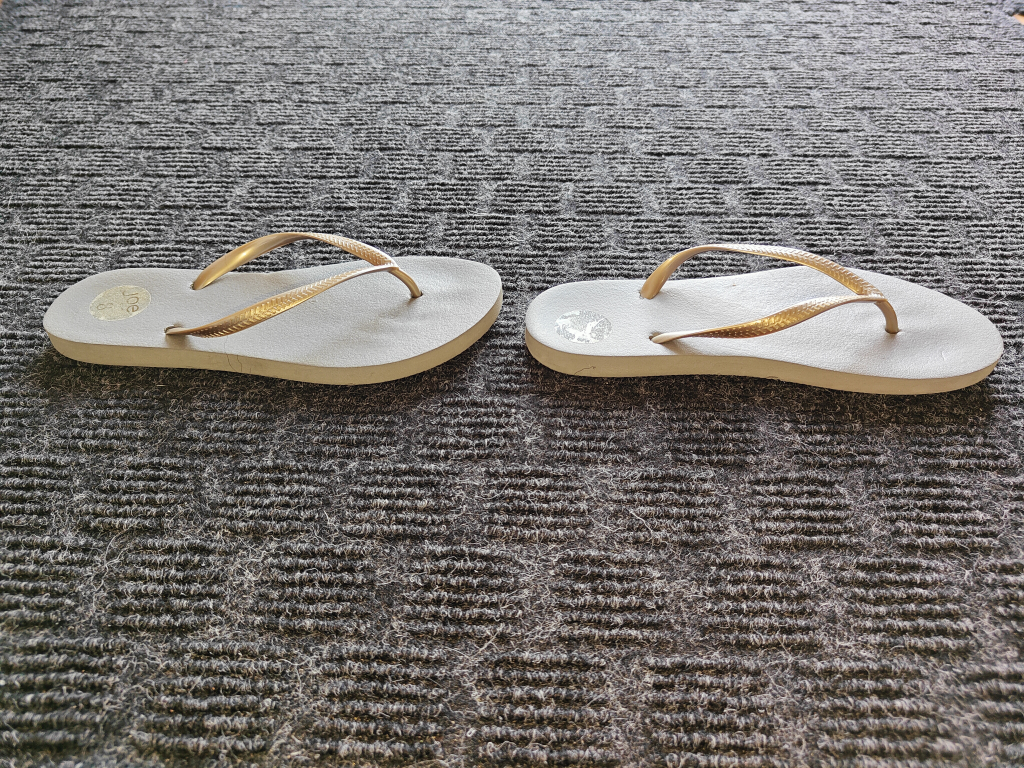 Women Flip Flops Sandals / Slippers - Size 8 - photo 3