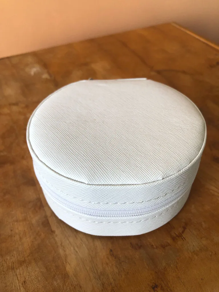 Round White Jewellery Case image indicator(3)