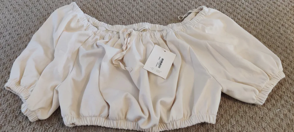 Oak Refined Off-the-Shoulder Cropped Top image indicator(3)