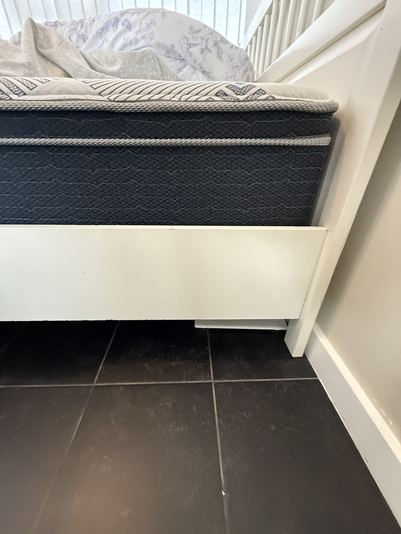 Full bed ikea frame & mattress pick up today 100$ - photo 4