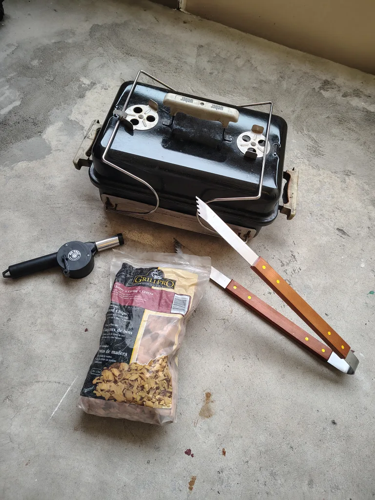 WEBER Go-Anywhere Charcoal BBQ + Accessories image indicator(4)