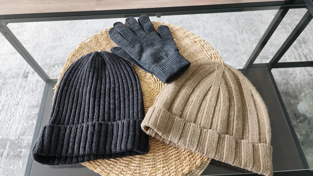 *Moving Sale* H&M Beanie and Gloves - One Size thumbnail