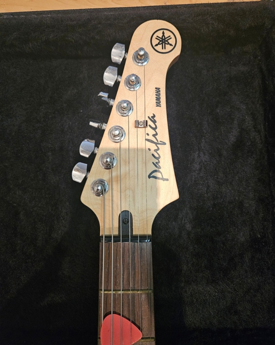 Yamaha Pacifica Electric Guitar with 15G Amp and Hard Case - photo 2