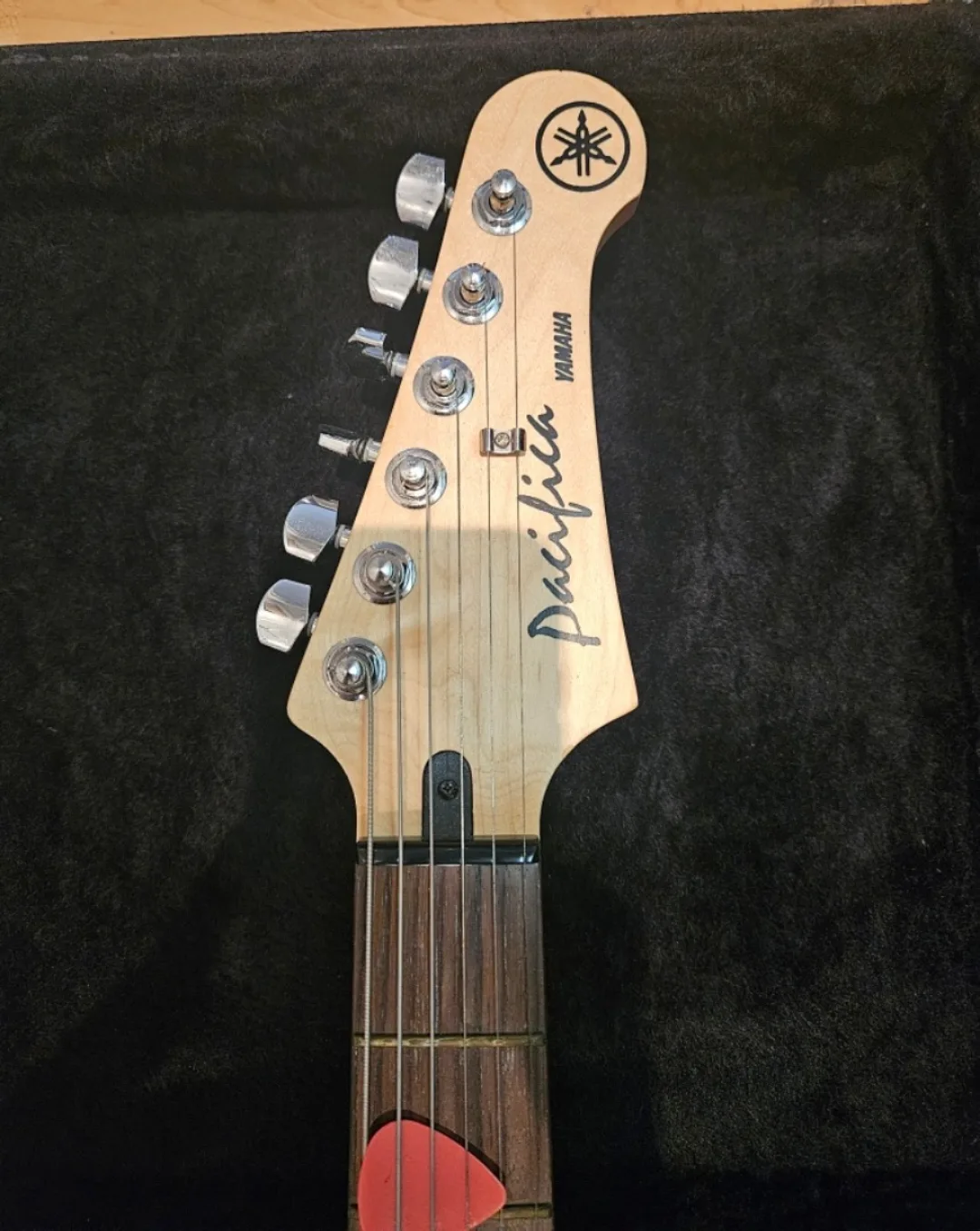 Yamaha Pacifica Electric Guitar with 15G Amp and Hard Case image indicator(2)