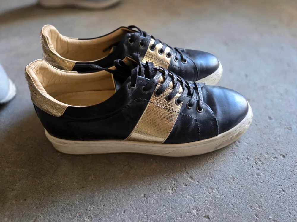 Men's casual Black & Gold Sneakers, Size 8.5 thumbnail