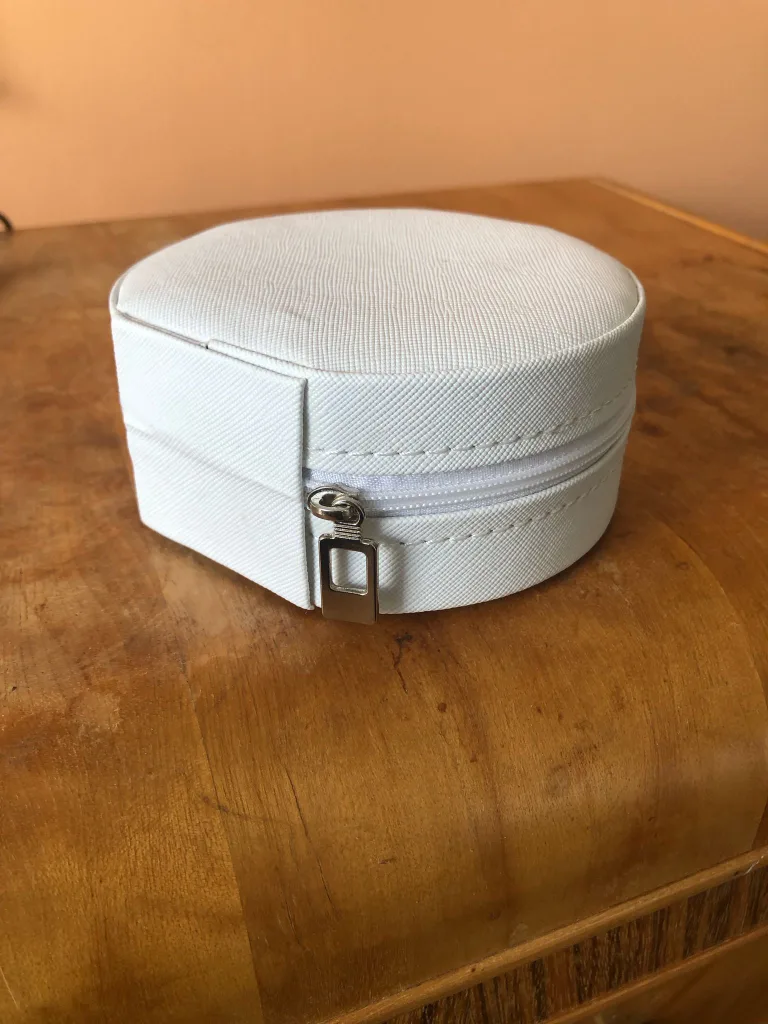Round White Jewellery Case image indicator(4)