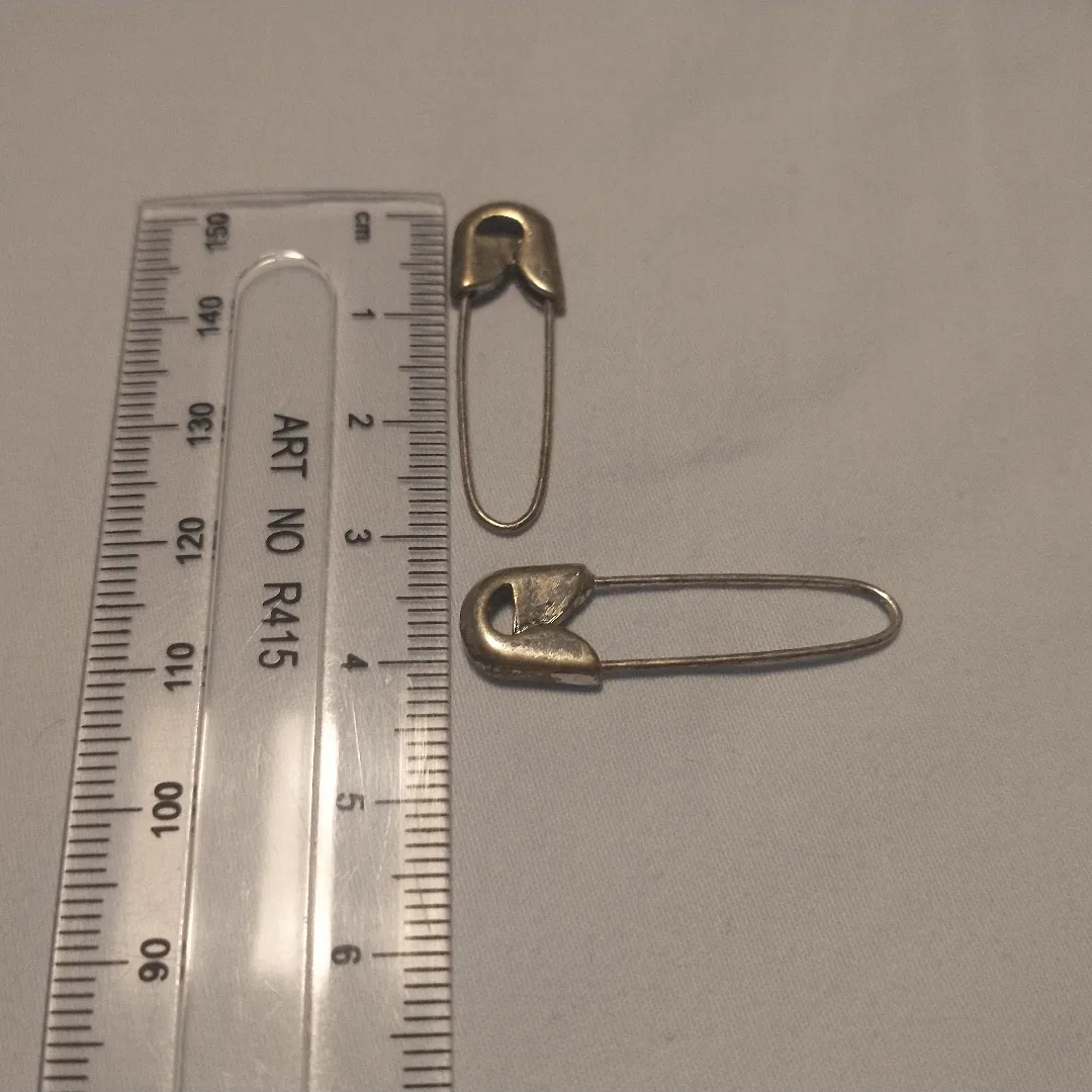 Safety pin earrings image indicator(3)