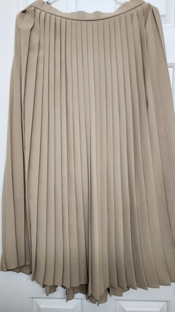 Uniqlo Pleated Skirt - Size L image indicator(2)