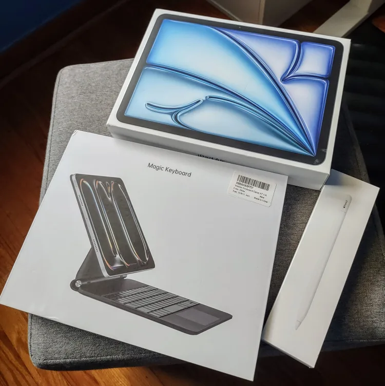 iPad Air with Magic Keyboard and Apple pencil image indicator(8)