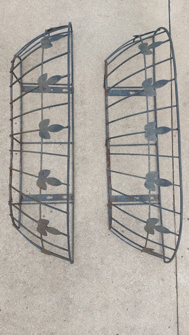 Set of 3 Decorative Metal Planter Baskets image indicator(9)
