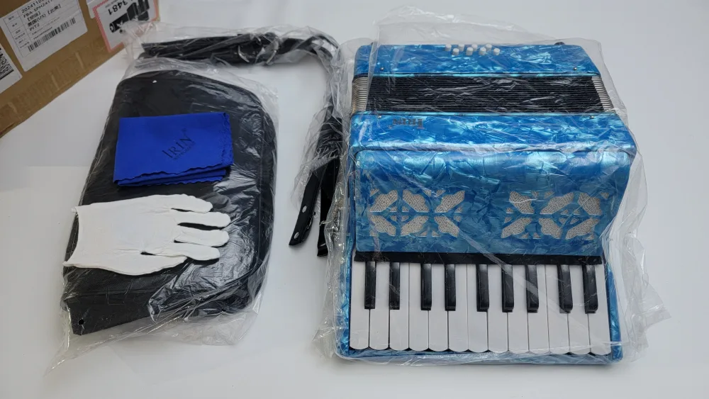 22-Key 8-Bass Accordion – Pearl Blue w/ Adjustable Straps image indicator(2)