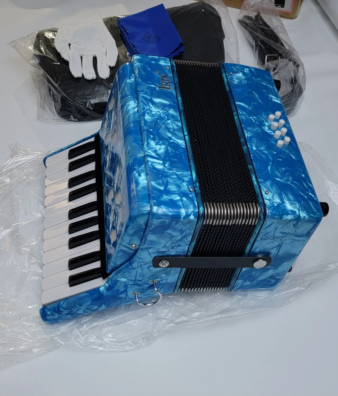 22-Key 8-Bass Accordion – Pearl Blue w/ Adjustable Straps image indicator(3)