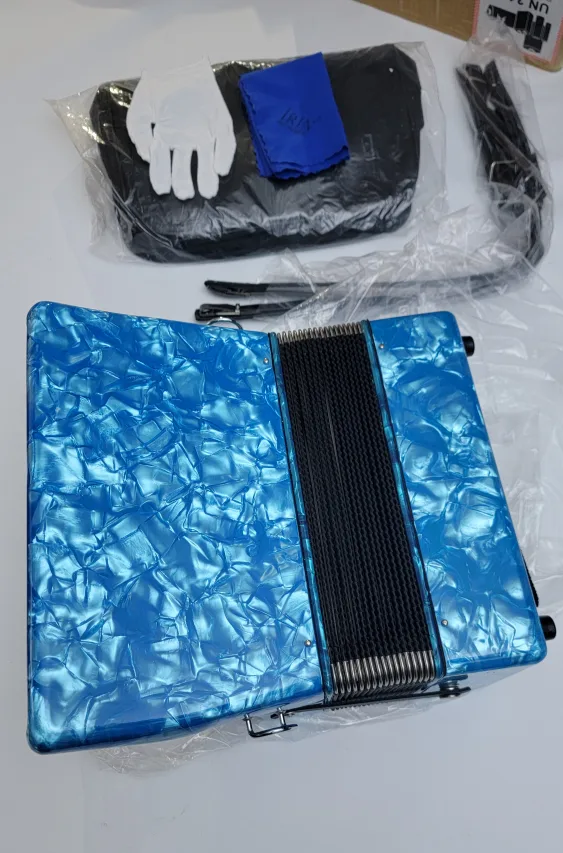 22-Key 8-Bass Accordion – Pearl Blue w/ Adjustable Straps image indicator(5)