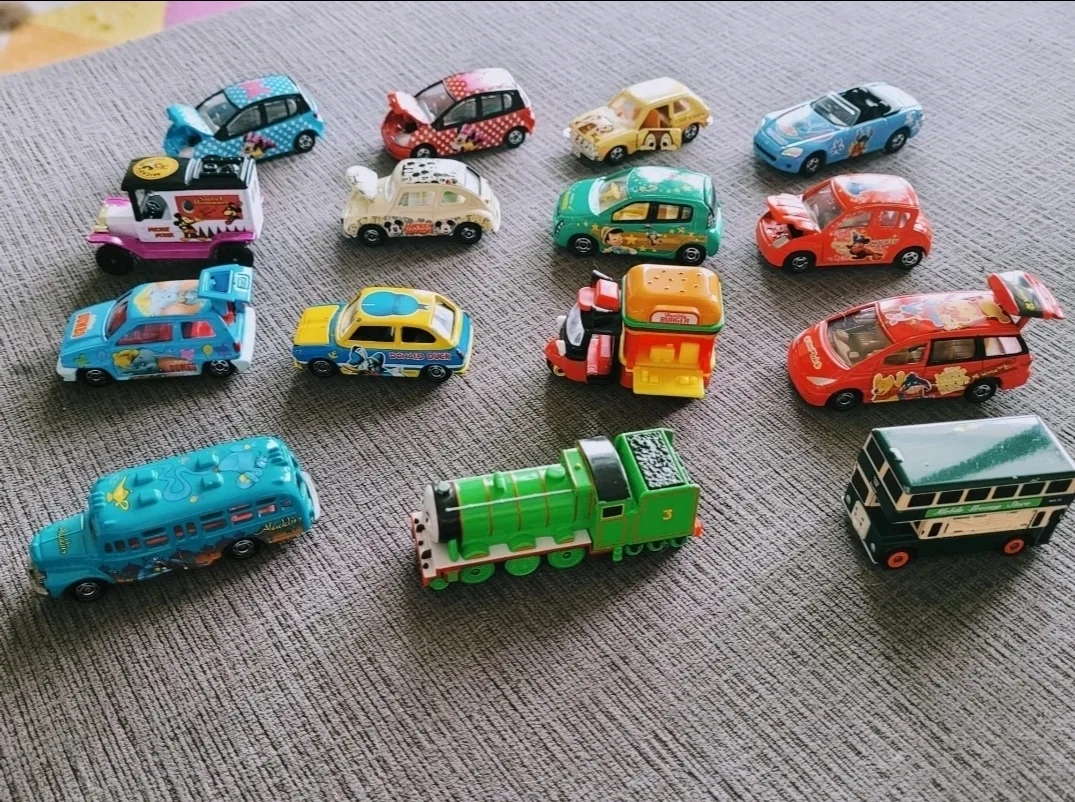 New limited edition 30 Tomica toy cars with containers image indicator(3)