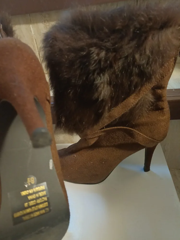 Fur Trimmed Brown high-heeled boots image indicator(2)