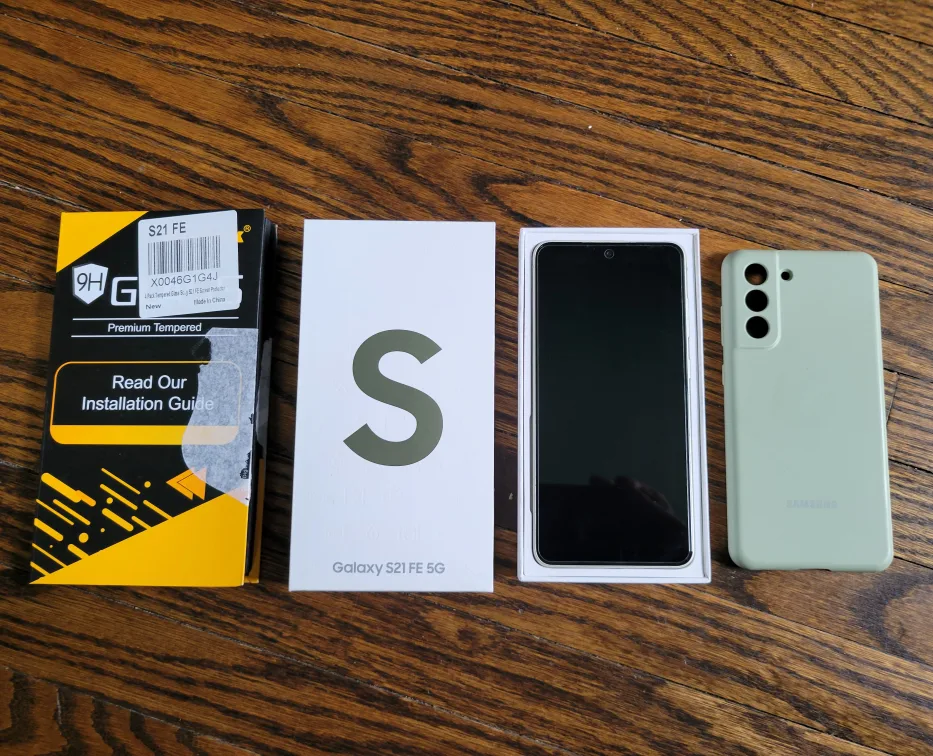 Like New Samsung Galaxy S21 FE 5G Olive w Charging Cable & Case image indicator(2)