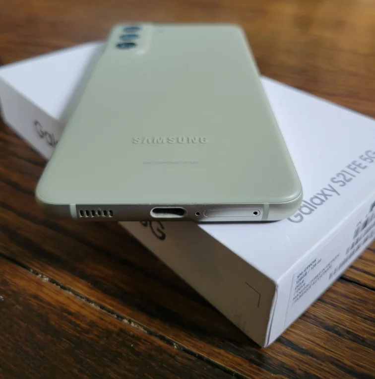 Like New Samsung Galaxy S21 FE 5G Olive w Charging Cable & Case image indicator(7)