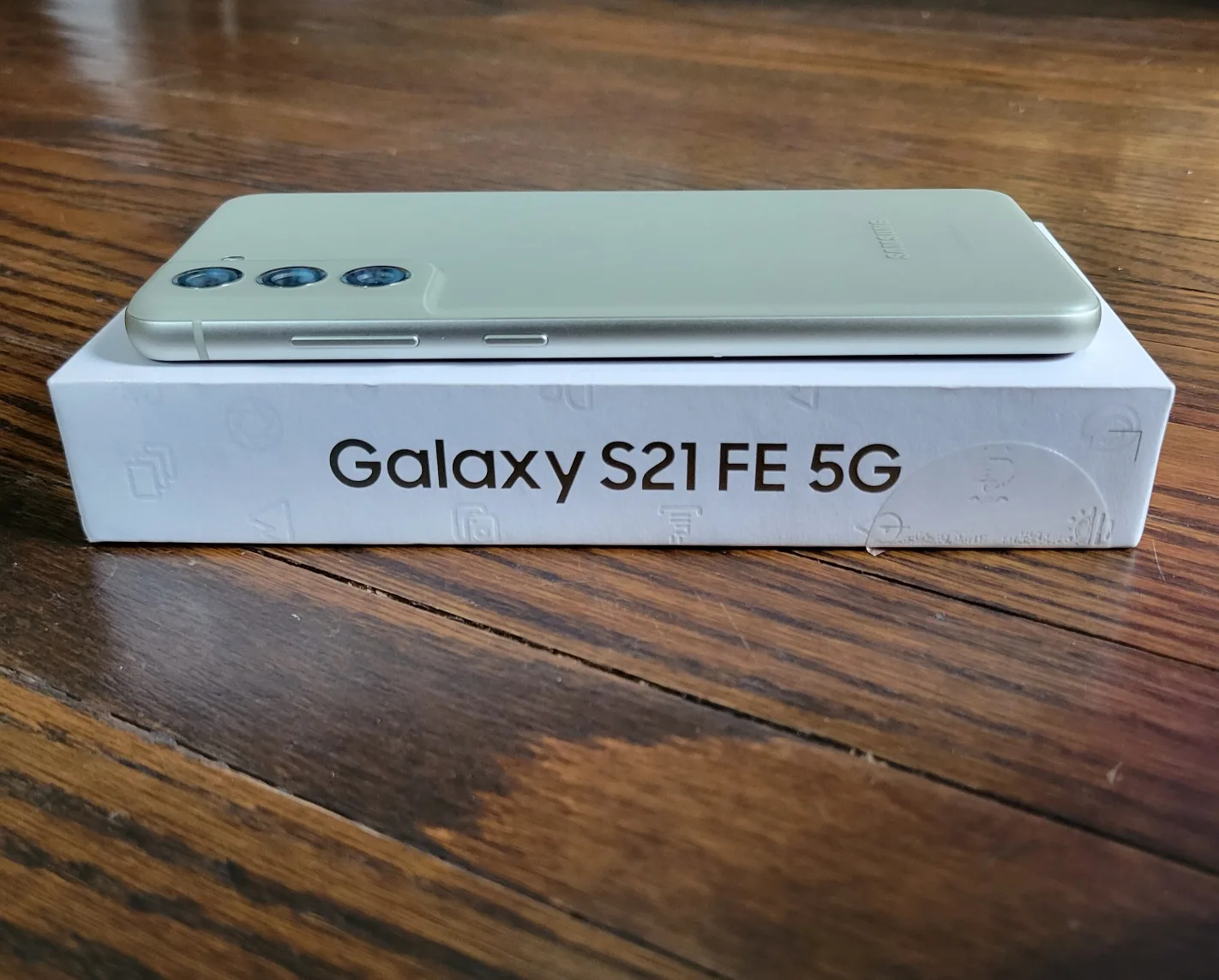 Like New Samsung Galaxy S21 FE 5G Olive w Charging Cable & Case image indicator(10)