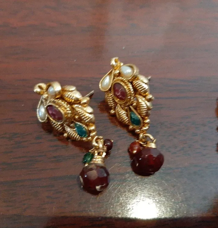 Gold Tone Dangle Earrings image indicator(4)