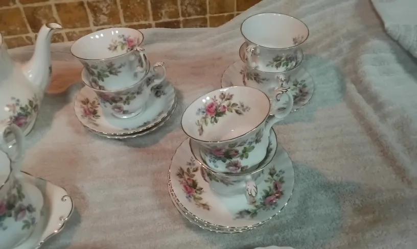 Royal Albert "Moss Rose China full set 6 Plus Tea Set image indicator(7)
