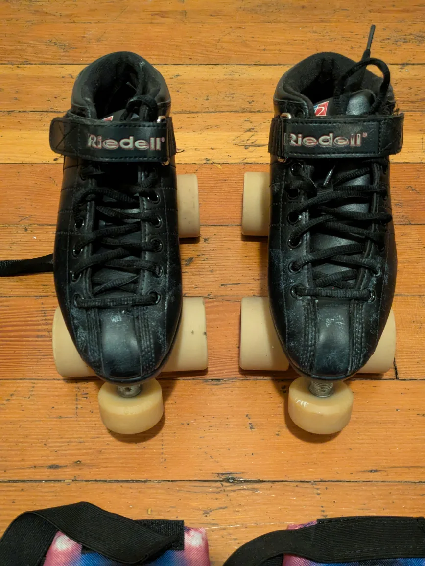 Riedell Roller Skates & Pads Set image indicator(3)