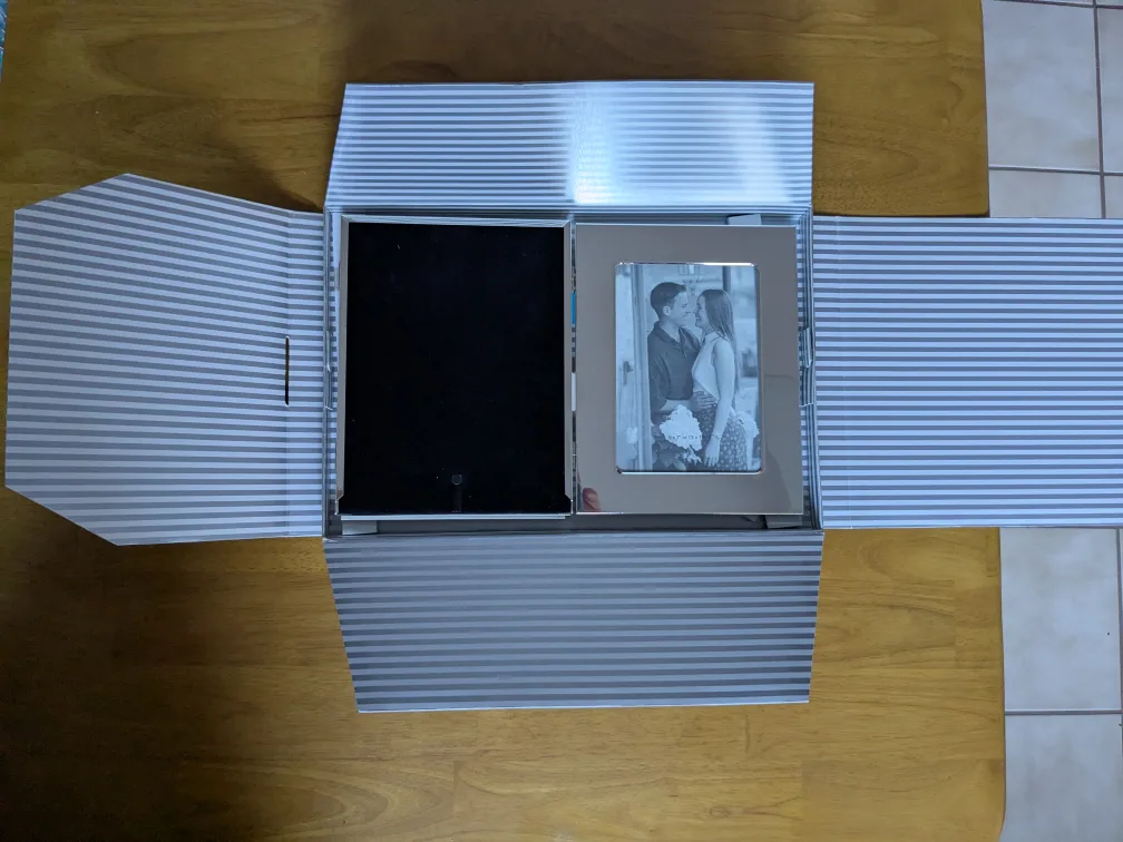 Triple Hinged Photo Frame – 5x7 / 13x18cm - New image indicator(2)