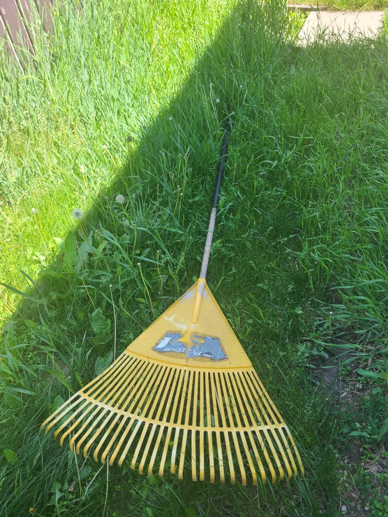 🥕 Used Yellow Leaf Rake thumbnail