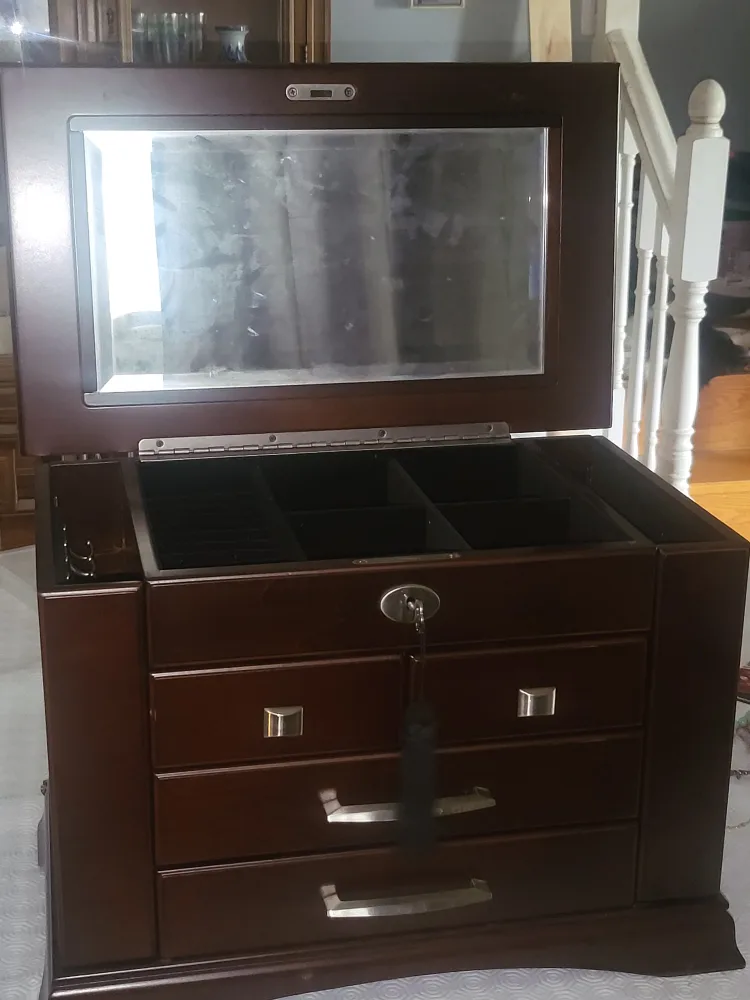 Jewellery Armoire image indicator(9)