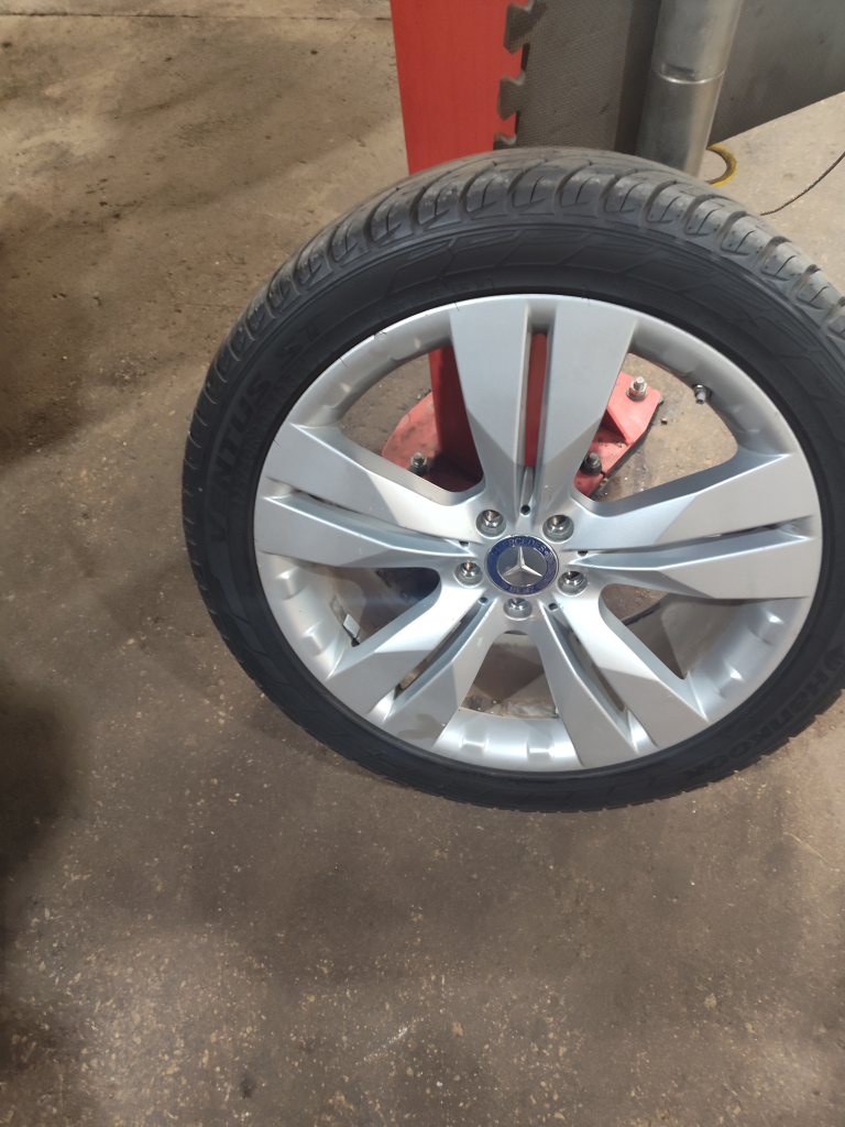 Mercedes-Benz Wheel and Tire - photo 2