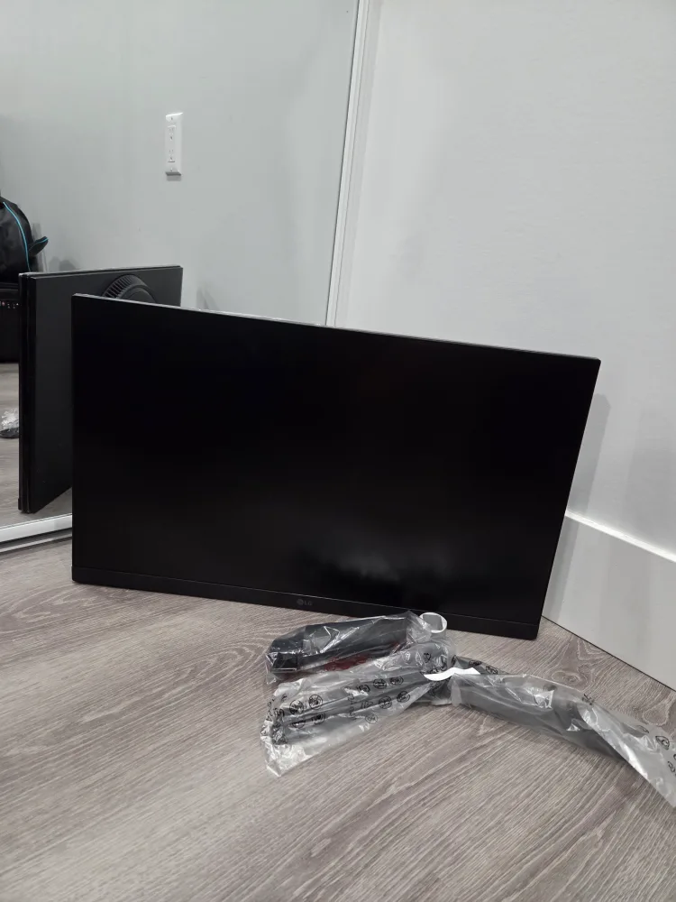 LG Ultragear FHD IPS 180Hz 1msGTG Gaming Monitor with Vesa Mount thumbnail